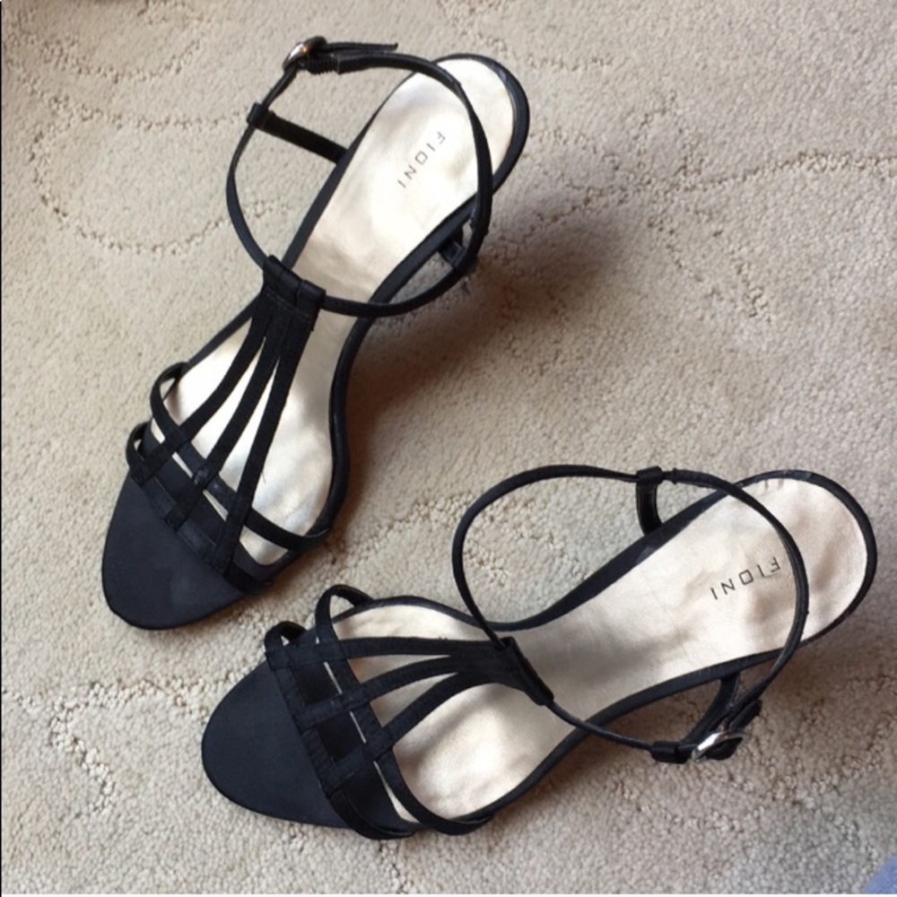 FIONI BLACK HEELS SIZE 7